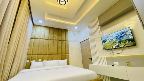 a hotel room with a bed and a tv at Arithia Apartments in Mama