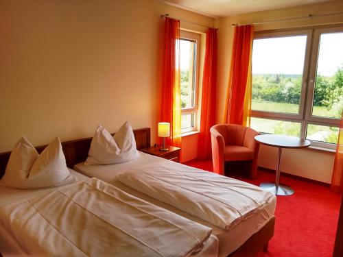 a hotel room with two beds and a window at Ferienpark Templin direkt neben der Naturtherme in Templin