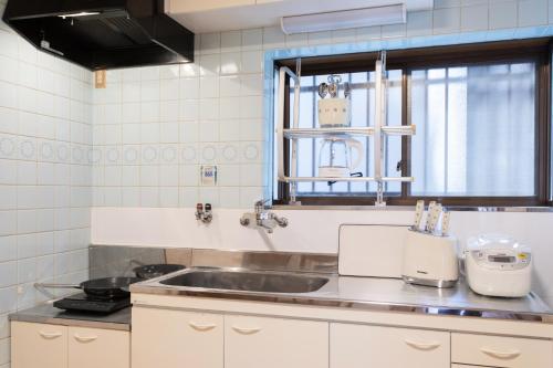 Bright and Airy Japanese House with Private Garden Up to 6 Guests Near Tsutenkaku Tennoji Zoo