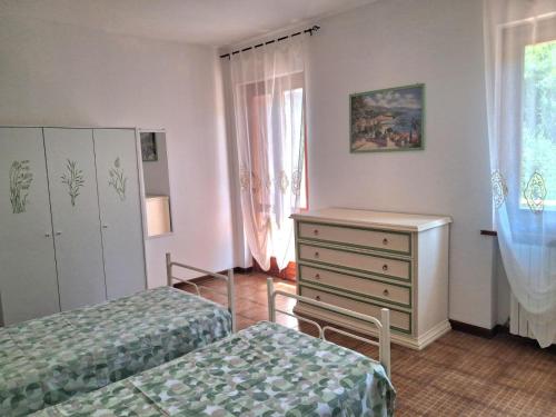 a bedroom with two twin beds and a dresser at Casa Vacanze Il Viaggiatore in San Benedetto del Tronto