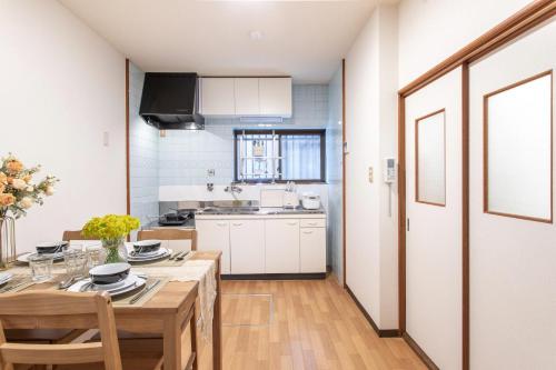 Bright and Airy Japanese House with Private Garden Up to 6 Guests Near Tsutenkaku Tennoji Zoo