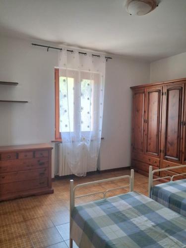 a bedroom with two beds and a window at Casa Vacanze Il Viaggiatore in San Benedetto del Tronto