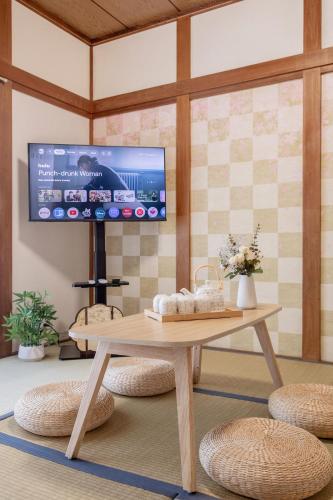 Bright and Airy Japanese House with Private Garden Up to 6 Guests Near Tsutenkaku Tennoji Zoo