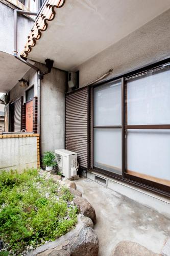 Bright and Airy Japanese House with Private Garden Up to 6 Guests Near Tsutenkaku Tennoji Zoo