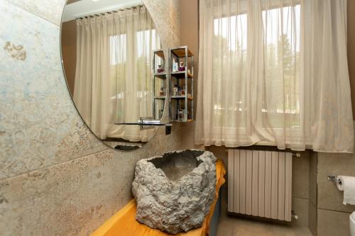 a mirror in the corner of a bathroom with a chair at Casa di Babii in Serle