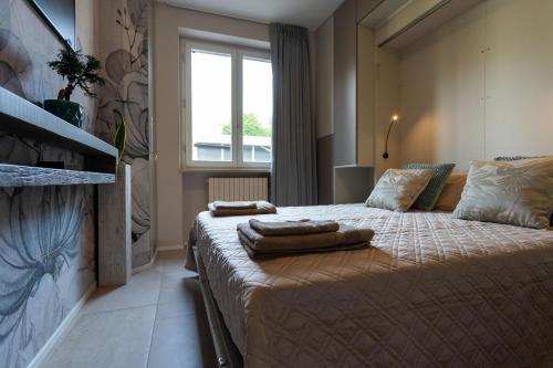 a bedroom with a bed with two towels on it at Casa di Babii in Serle