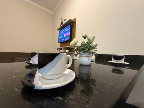 a coffee cup sitting on top of a table at Self check-in Garagem Ar 13 min ABQM in Araçatuba