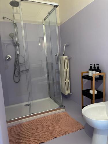 ein Badezimmer mit Dusche, Waschbecken und Toilette in der Unterkunft B&BCasamia in Modugno