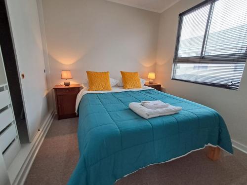 a bedroom with a blue bed with two towels on it at Casa full equipada con tres camas y se puede habilitar una cuarta cama a solicitud in Antofagasta