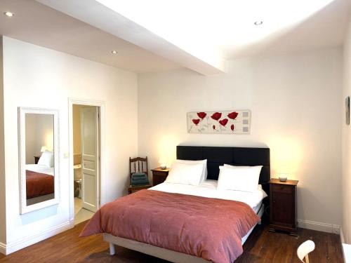 a bedroom with a large bed and a mirror at Maison Girasol Sleeps 4 w Pets On Request in Eymet