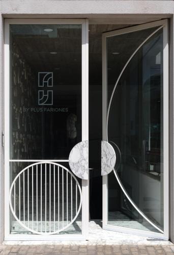 a bench sitting in front of a building at Plus Fariones Habitat in Arrecife