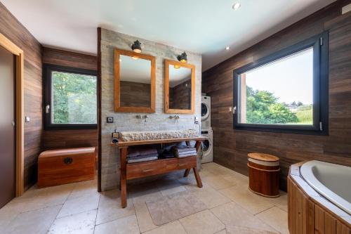a bathroom with a sink and a tub at Superbe maison au calme - Piscine in Chantraine
