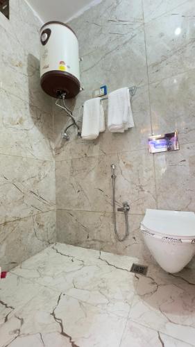 a bathroom with a sink and a toilet in it at Pahadon Ka Ghar in Sonāmarg