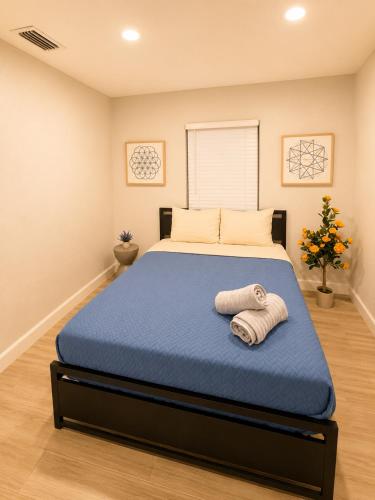 a bedroom with a bed with two towels on it at Villa Shores in Miami