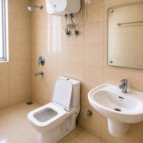 a bathroom with a toilet and a sink at Vrindavan Viharini Kunj in Chhatikara
