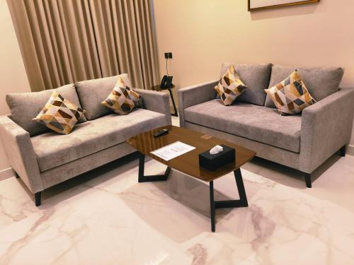 a living room with two couches and a coffee table at إليت الجامعة -Elite Served Apartments - Hafar Al-Batin in Hafr Al-Batin