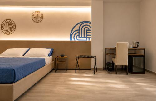 a bedroom with a bed and a desk and a chair at Il Rifugio Dei Templari in Lecce
