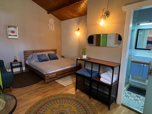 a small room with a bed and a table at פרא בקתות אירוח - מתחם נופש כפרי עם בריכה פרטית in Nir Yafe