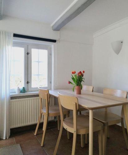 a dining room with a table and chairs and a window at Urlaub mit Hund - aktuell noch freie Kapazitäten im Sommer! in Riepsdorf