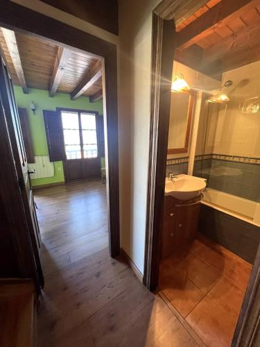 a bathroom with a sink and a mirror at Gestiona2R - Casa en Colombres centro in Colombres