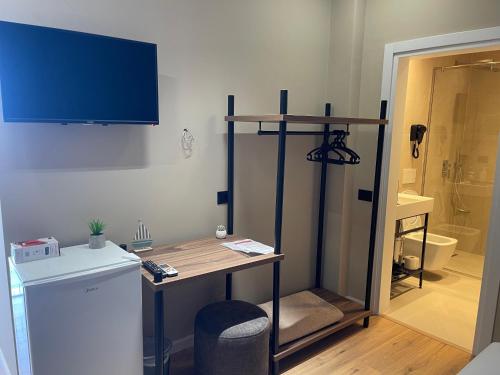 a room with a desk and a shower in a bathroom at SARANDA Vila HM in Sarandë