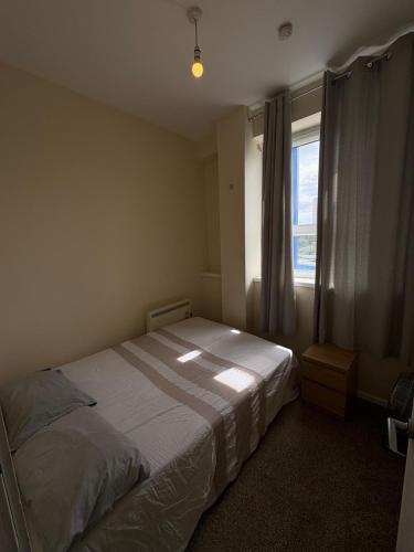 a bedroom with a bed and a window at Beautiful 2 Bedroom - Woolwich in Woolwich