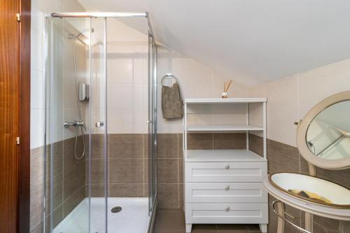 a bathroom with a shower and a sink at Romántico apartamento con piscina in Vargas