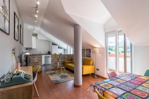 a living room with a yellow couch and a table at Romántico apartamento con piscina in Vargas