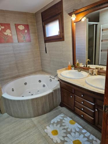 a bathroom with two sinks and a bath tub at MEQUEDO el ESPOLON in Alcañiz