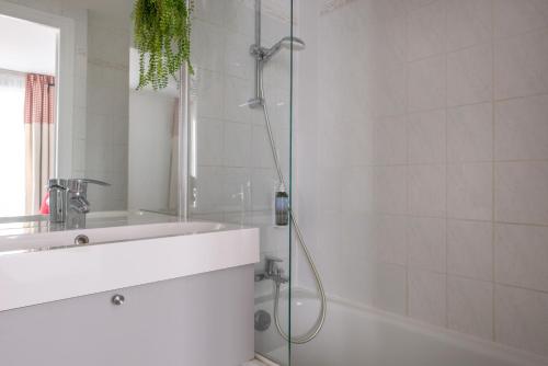 ein Badezimmer mit Dusche, Badewanne und Waschbecken in der Unterkunft Hotel George - Astotel in Paris