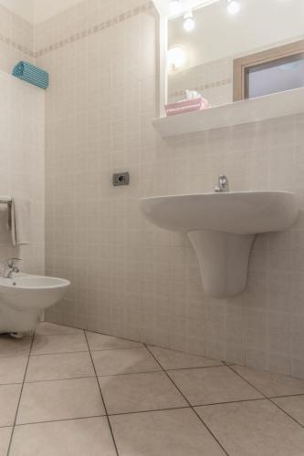 a bathroom with a sink and a toilet at Alloggio agrituristico Zambon in Vedelago