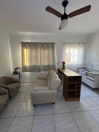 a living room with a couch and a ceiling fan at Apartamento Tio Du in Sorocaba