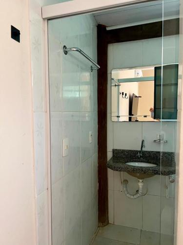 a bathroom with a sink and a mirror at Pousada Recanto Guará Oficial in Pirenópolis
