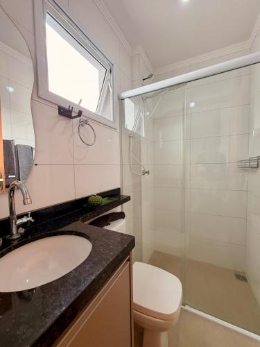 a bathroom with a shower and a sink and a toilet at Apartamento Unicco 25, next to USP in São Carlos