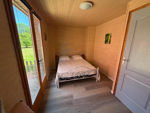 a bedroom with a bed in a small room at Le chant des oiseaux chambre pour quatre à quelques minutes de la Baie de Somme entre nature mer et télétravail in Nibas