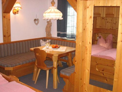 uma sala de jantar com uma mesa e uma cama em Haus Egger em Reit im Winkl