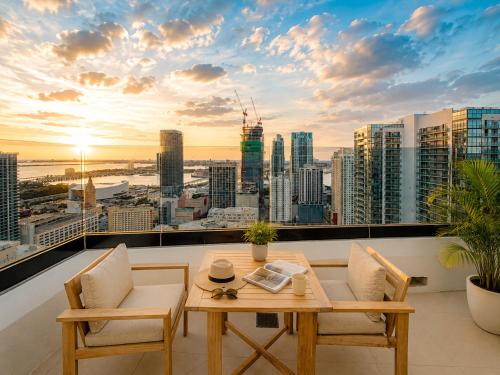Foto Skyline Views Rooftop Pool FREE Parking 1