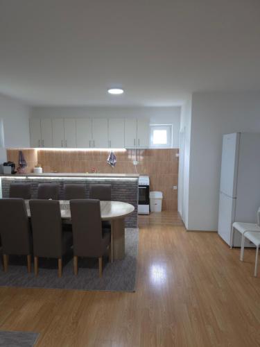 a kitchen and dining room with a table and chairs at Drinska kućica in Ljubovija