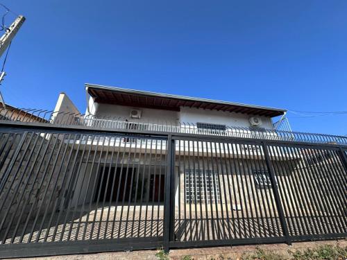 a black fence in front of a house at Hospedaria Campinas in Campinas