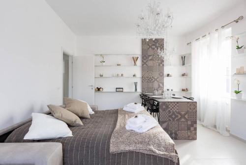 ein weißes Schlafzimmer mit einem Bett und einem Schreibtisch in der Unterkunft The Royal Crown in Rom