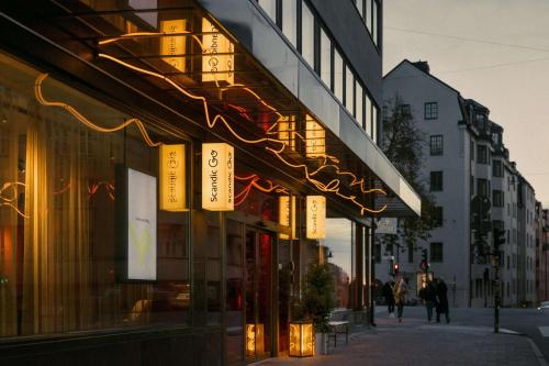 ein Gebäude mit Schildern an der Seite in der Unterkunft Scandic Go, Sankt Eriksgatan 20 in Stockholm