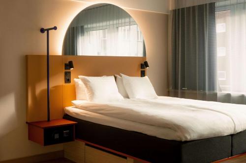 ein Schlafzimmer mit einem großen Bett und einem Fenster in der Unterkunft Scandic Go, Sankt Eriksgatan 20 in Stockholm