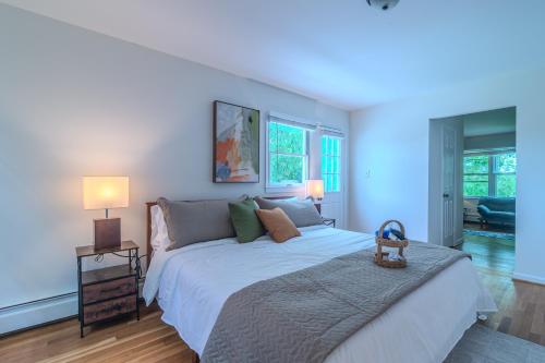 a bedroom with a large white bed and two lamps at Arlington Suite in Arlington