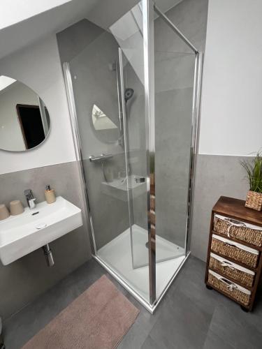 a bathroom with a shower and a sink at Pension-Rappteller in Apfelstädt