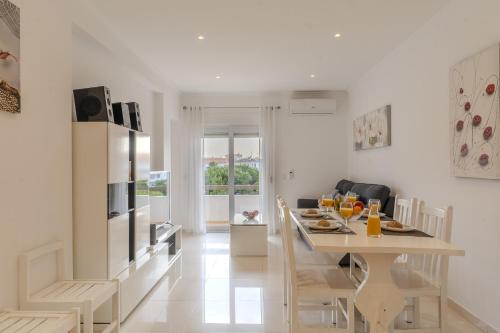 #372 Sunny Balcony Retreat 3 Bedrooms