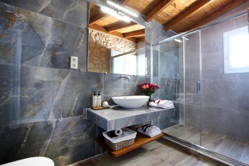 a bathroom with a sink and a shower at Georgia Villas in Drymon