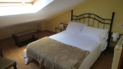 a bedroom with a large bed and a window at Casa Leo in Cee