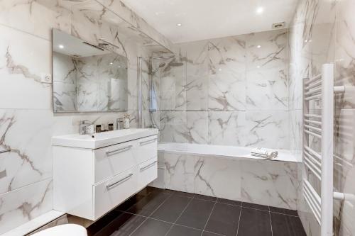 Home 4-Bedroom by Buttes Chaumont - 12 Guests