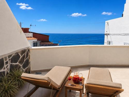 Foto Unique house with cave by the sea with private terrace 1