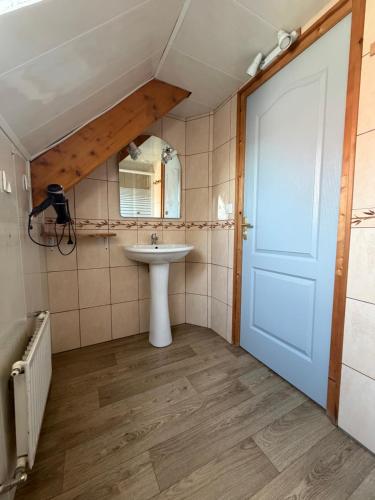 a bathroom with a sink and a mirror at Le chant des oiseaux chambre pour deux à quelques minutes de la Baie de Somme entre nature mer et télétravail in Nibas